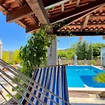 Daire Gorana With Swimming Pool *